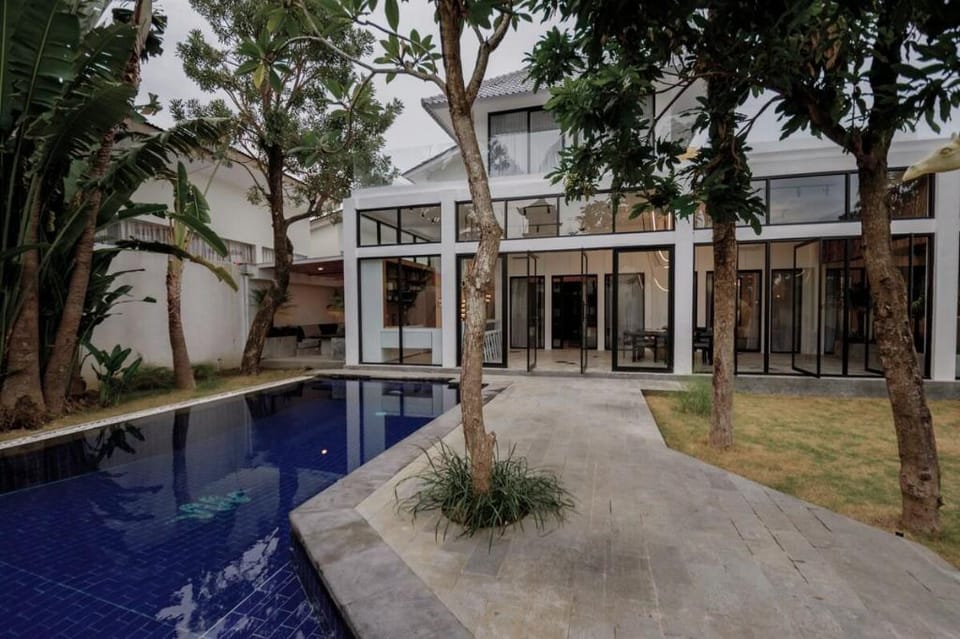 Giraffe Villa Seminyak Villa in North Kuta