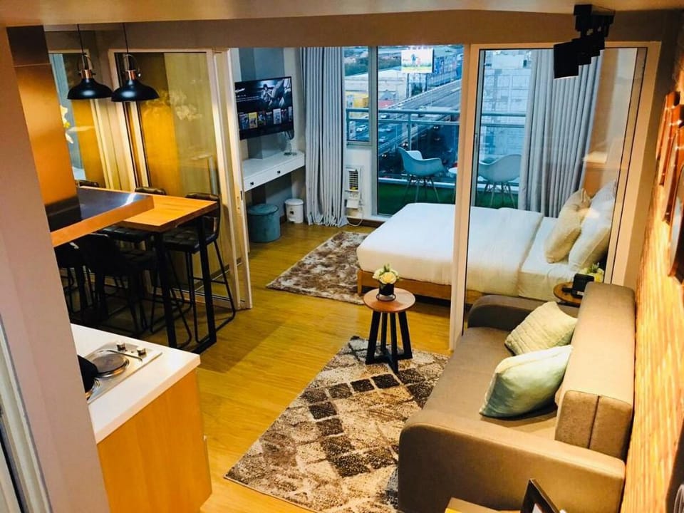 NYC Inspired Luxury Oasis - 1BR Deluxe at Azure Apartment in Paranaque