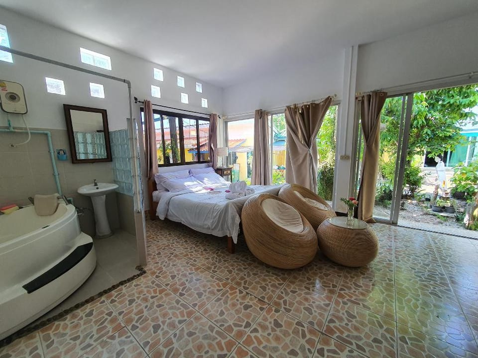 Sweet Mango Home Stay  Jacuzzi Room.Dog can stay Vacation rental in Chon Buri Changwat