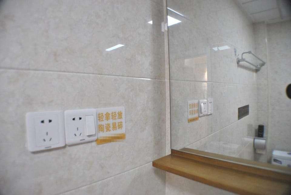 ranhom香港路三地铁口/巨幕投影3号房/独立卫生间/街机游戏/夹娃娃机/儿童医院/江汉路步行街 Vacation rental in Wuhan
