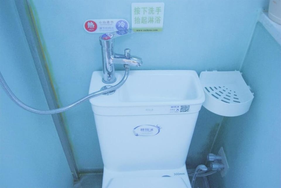 ranhom香港路三地铁口/巨幕投影2号房/摇篮吊椅/街机/夹娃娃机/独立卫生间/儿童医院/江汉路 Vacation rental in Zhejiang