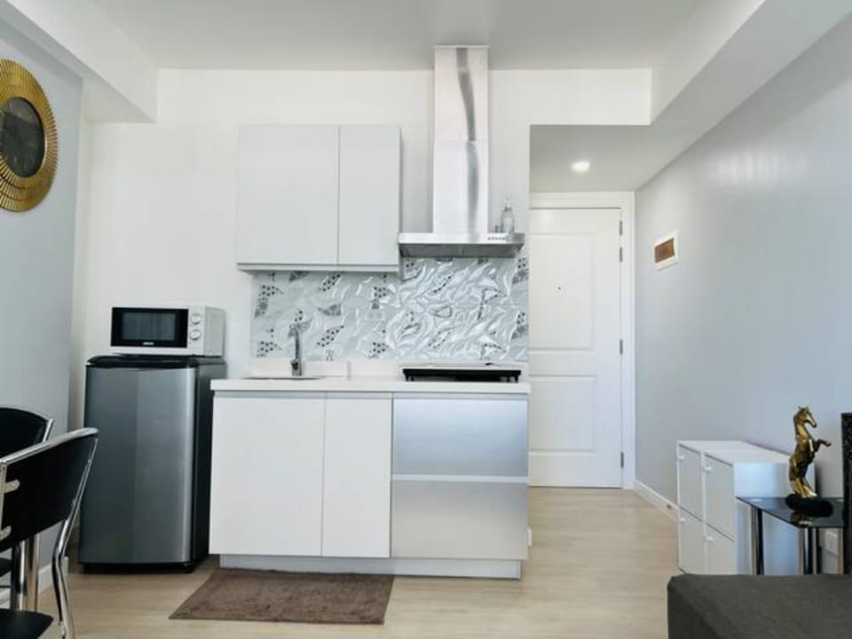 Captivating 1BR Condo Unit @Azure Bahamas Tower Apartment in Paranaque
