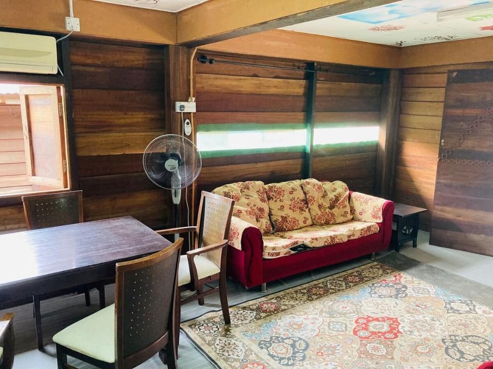 Kampung wooden house chalet with free parking  Vacation rental in Penang