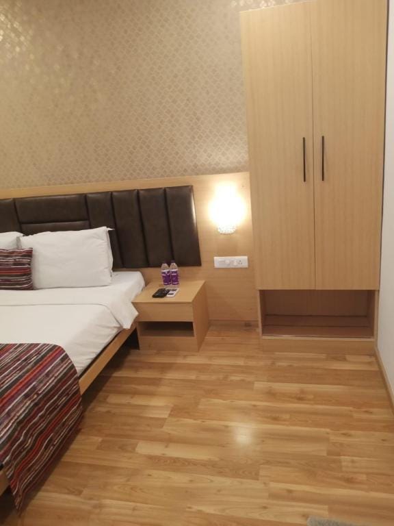 Economic AC room in 2 star hotel with breakfast Apartment in Bengaluru
