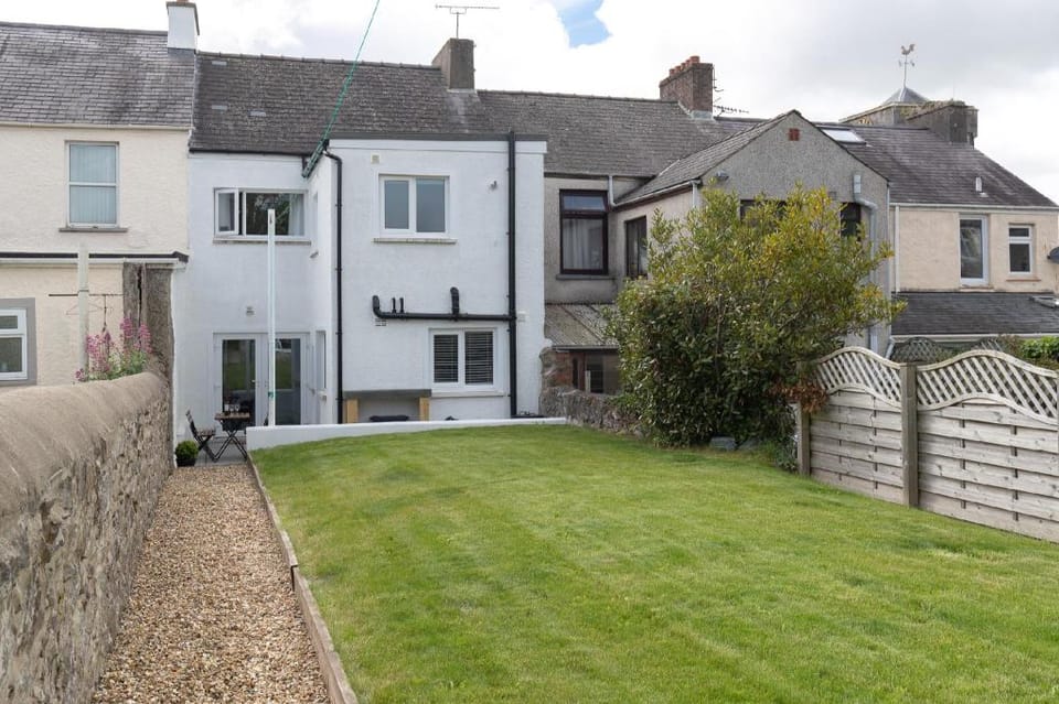 Falcon House - Central location Country House in Wales