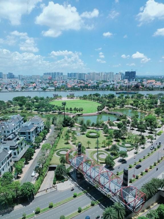 SPACOUS 4 BED APT AT LANDMARK 81 FREE POOL&GYM Vacation rental in Ho Chi Minh City