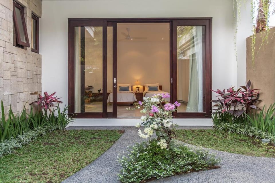 Two Bedroom Villa near by Double Six beach Villa in Kuta