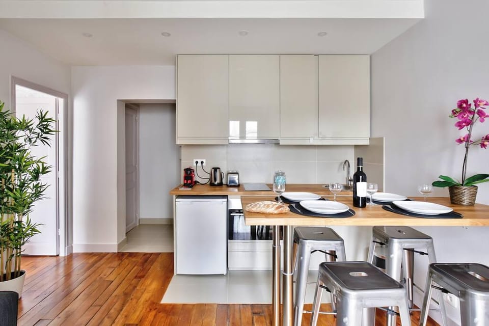 B 832 - Buttes Chaumont - Spacieux appartement Apartment in Paris