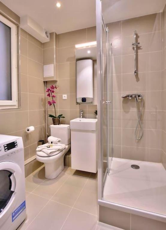 B 832 - Buttes Chaumont - Spacieux appartement Apartment in Paris