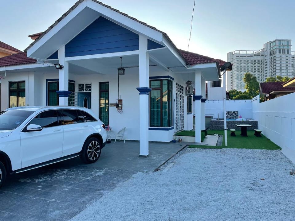 Banglo Dengan Private Pool Vacation rental in Malaysia