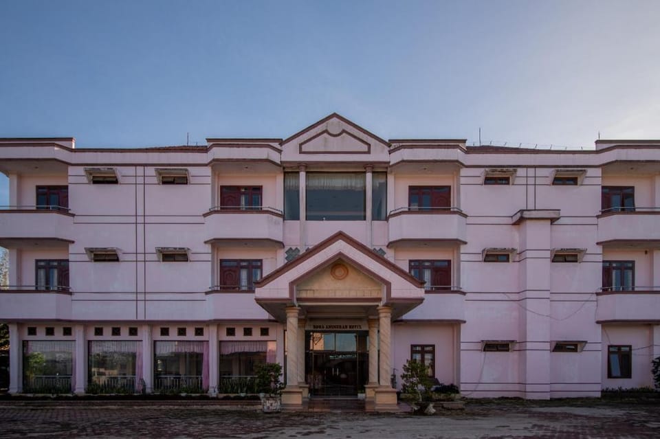 RedDoorz near Silangit International Airport Hotel in Indonesia