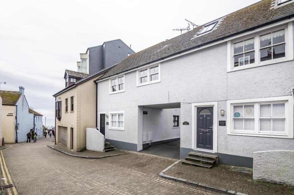Harry's - 2 Bedroom Holiday Home - Tenby Apartment in Wales