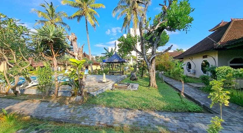 Surfers Beachfront Hotel in Pujut