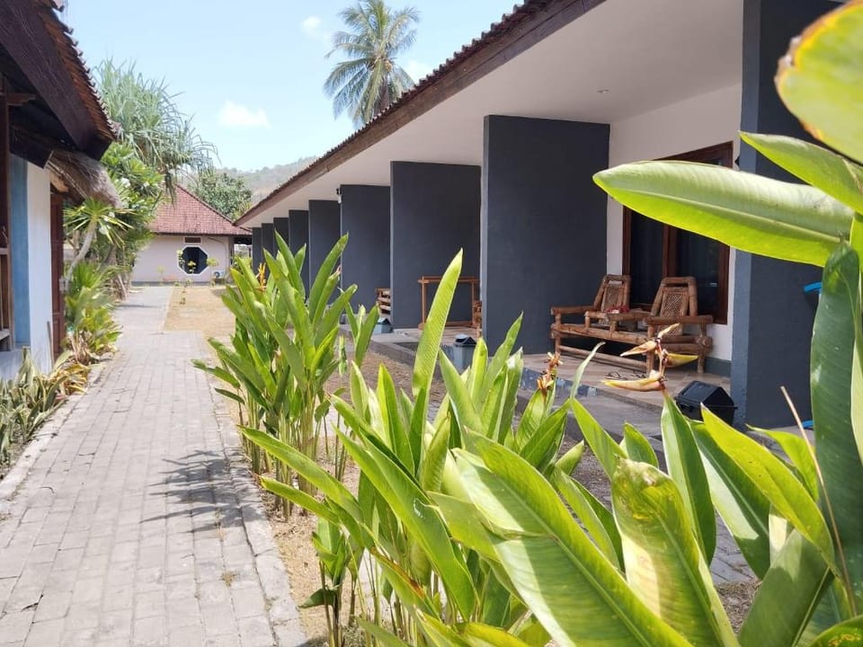 Surfers Beachfront Hotel in Pujut
