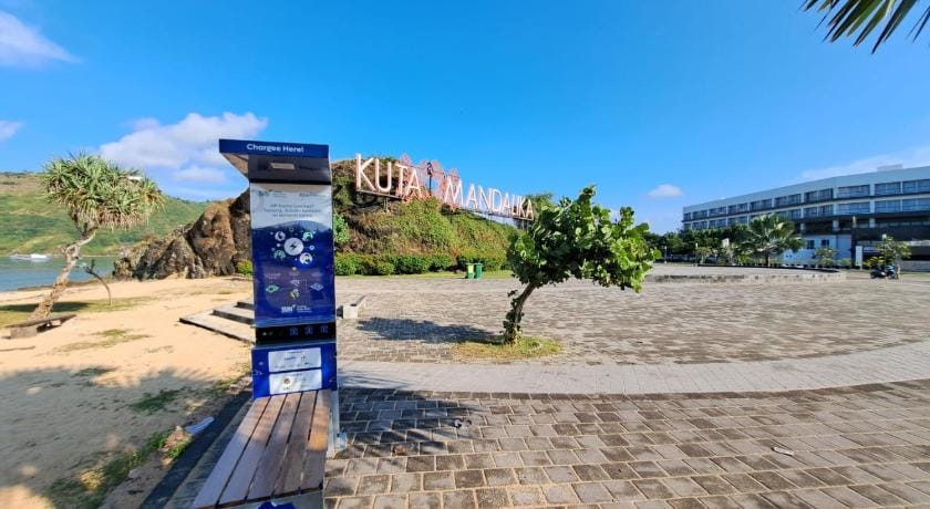 Surfers Beachfront Hotel in Pujut