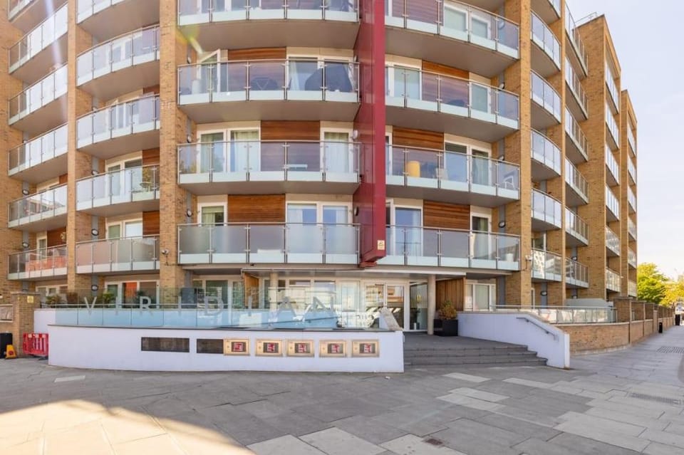 The Nine Elms Lane Arms - Stunning & Bright 2BDR Flat With Balconies Apartment in London