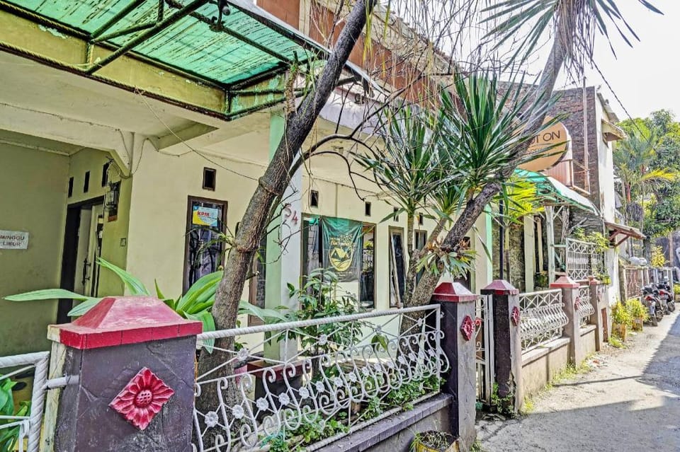 SPOT ON 91320 Pondok Elia Syariah Hotel in Bandung