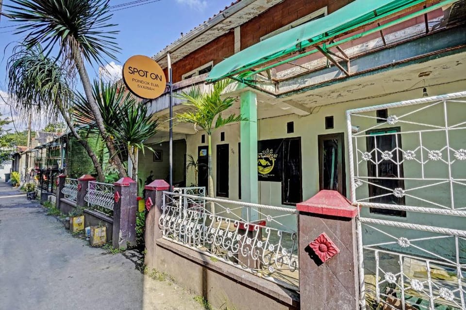 SPOT ON 91320 Pondok Elia Syariah Hotel in Bandung