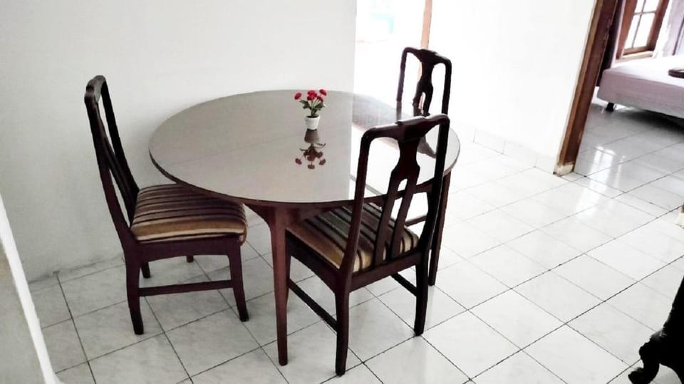 EXPRESS O 91293 House Hotel in East Java