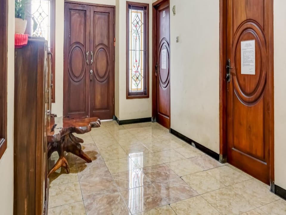 SPOT ON 91317 Gemilang Guesthouse Syariah Hotel in East Java