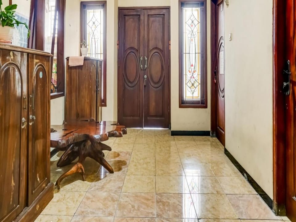 SPOT ON 91317 Gemilang Guesthouse Syariah Hotel in East Java