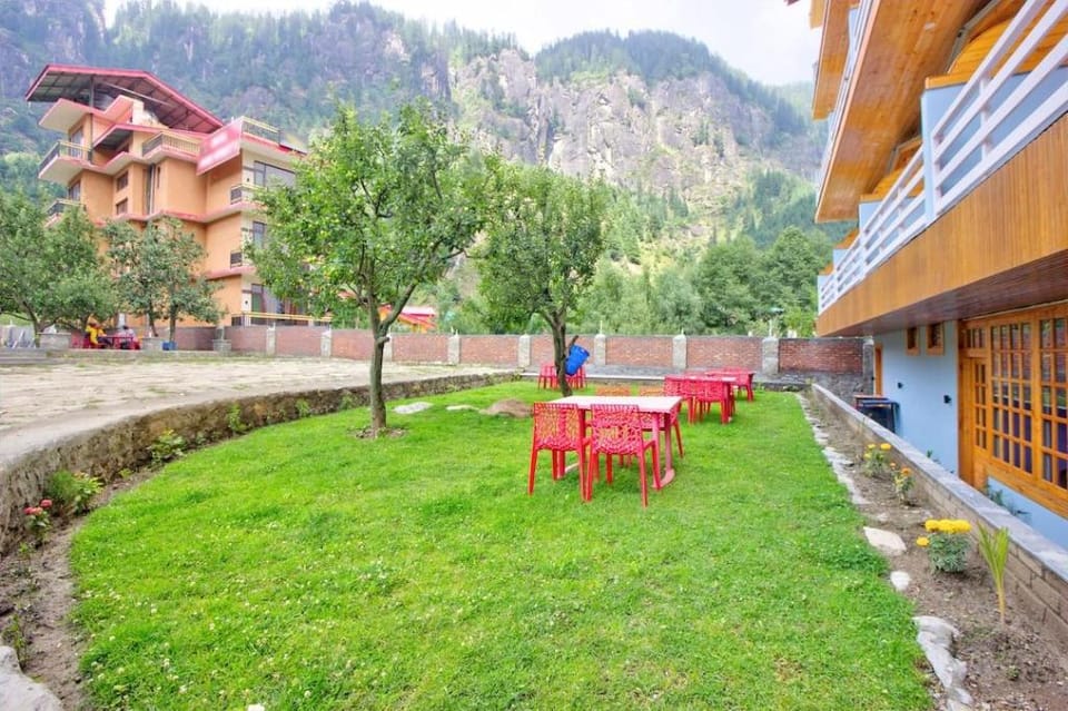 The Husky Lodge And Café Hotel in Himachal Pradesh