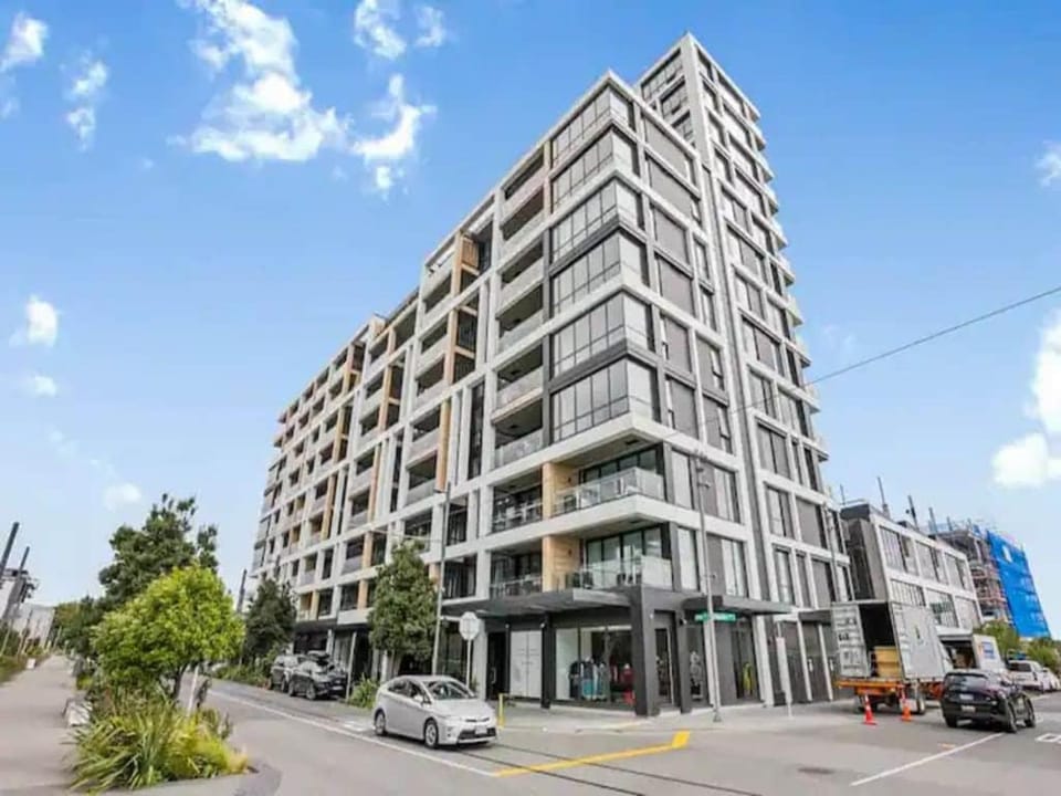 Sleek Modern Studio with Balcony by Zodiak Stays Apartment in Auckland