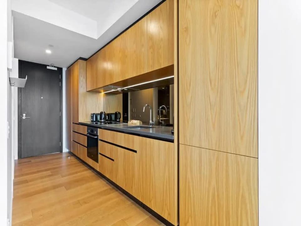 Sleek Modern Studio with Balcony by Zodiak Stays Apartment in Auckland