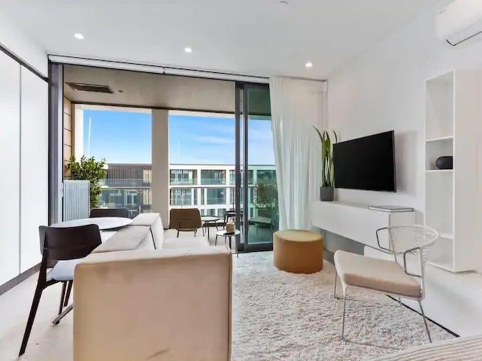 Sleek Modern Studio with Balcony by Zodiak Stays Apartment in Auckland
