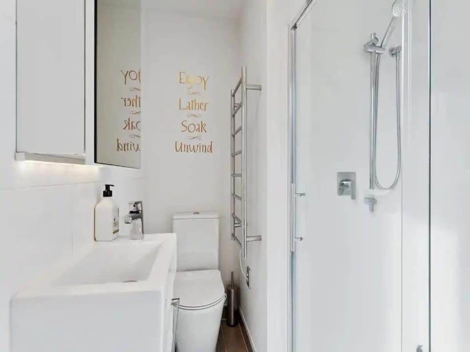 Central 2 BR apt - large balcony by Zodiak Stays Apartment in Auckland