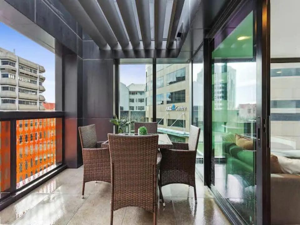 Central 2 BR apt - large balcony by Zodiak Stays Apartment in Auckland