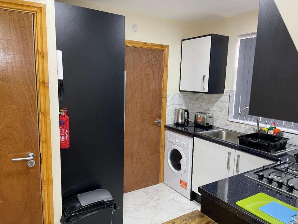 City Road Birmingham Studio from Oofy  - Studio 6 Apartment in Birmingham