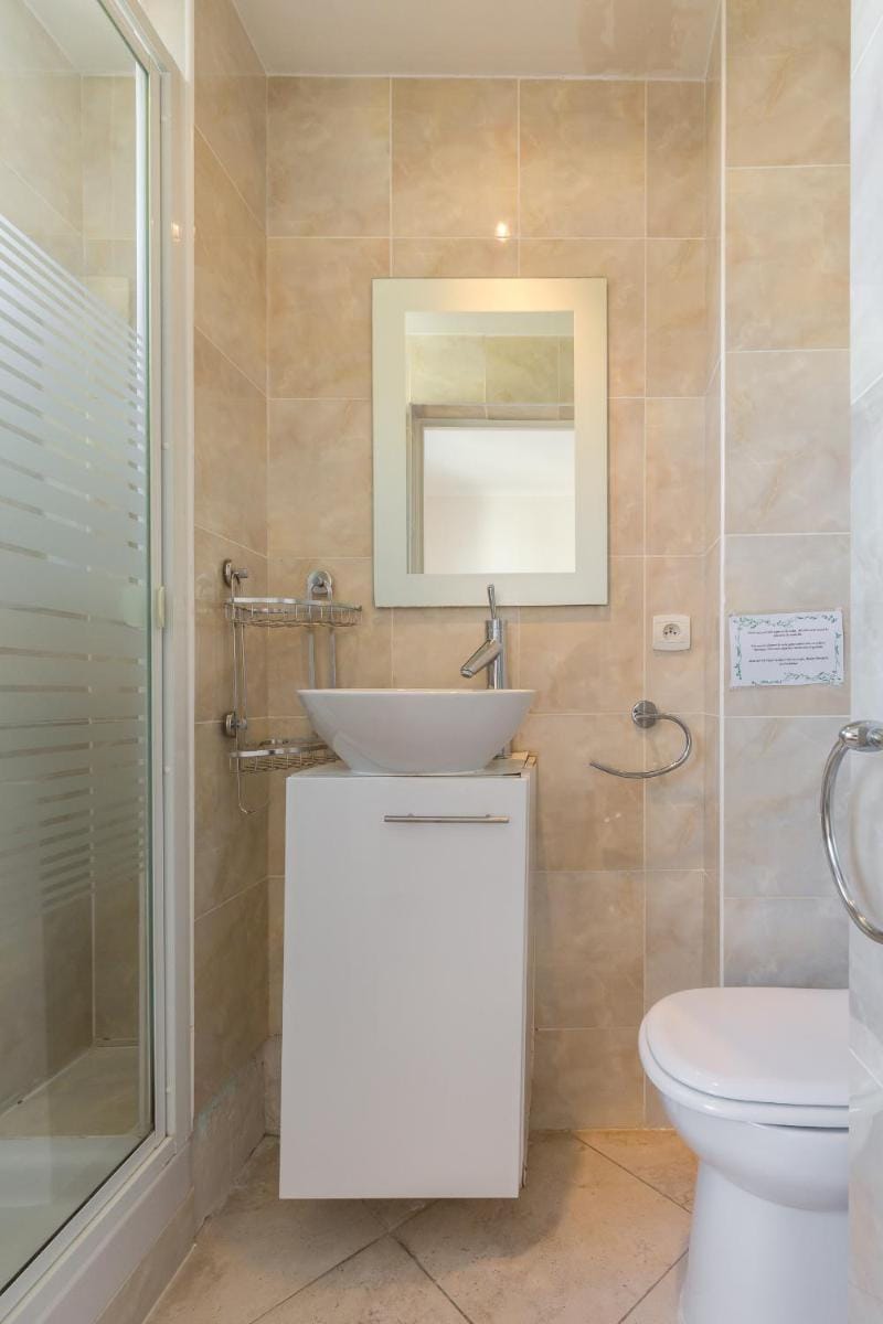 Modern 3 bedroom, 3 bathroom apartment for rent near Cannes Old Town walking distance to Palais - 20 Apartment in Cannes
