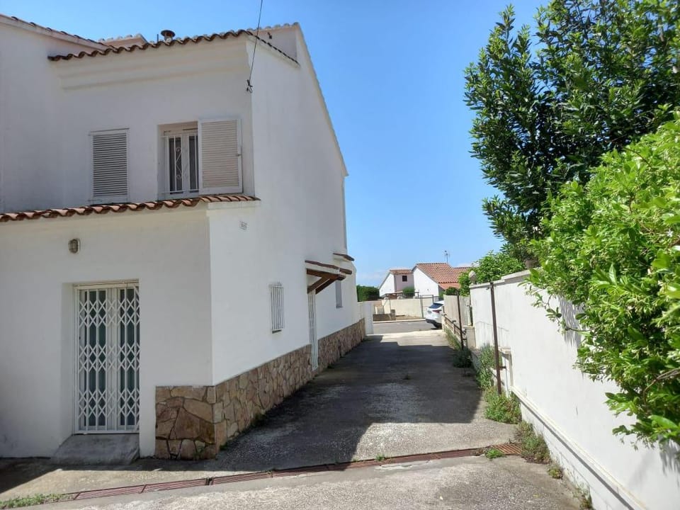House with free parking, barbeque air conditioning Apartment in Roses