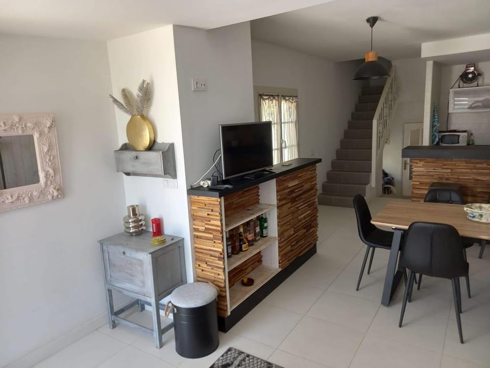 House with free parking, barbeque air conditioning Apartment in Roses