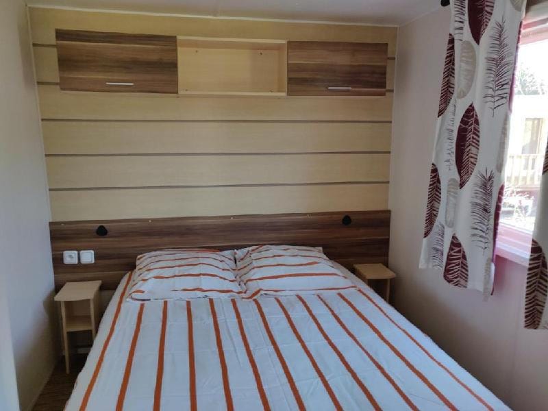 Large mobile homes sleeping 8 with air conditioning in a holiday village Vacation rental in Parentis-en-Born