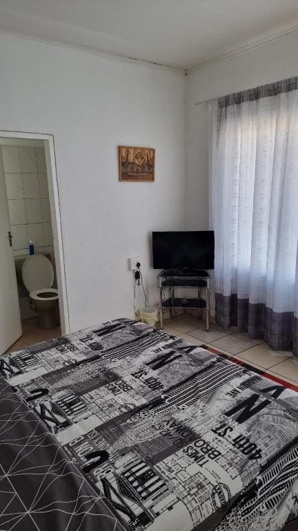 The Office - 5 Self Catering Rooms With Bathroom  Apartment in Johannesburg