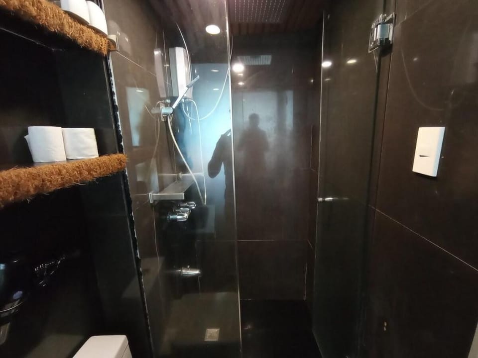 The Cozy Cave@Poblacion, Makati w/ UNLI Netflix Apartment in Makati