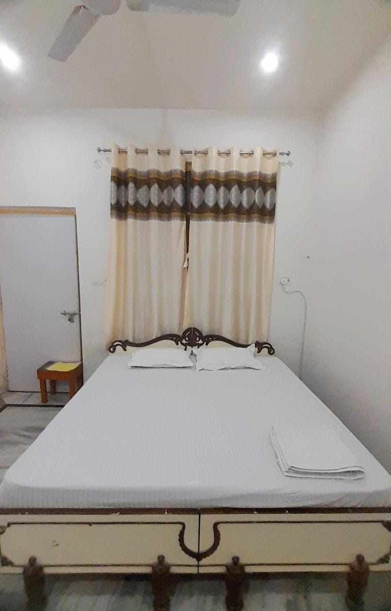 KANAK HOME STAY Bed and Breakfast in Varanasi