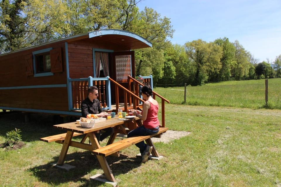 Gites et Roulottes au Domaine de la Trille Farm Stay in Occitanie