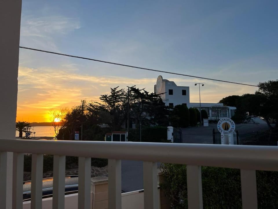 Sea view to Fornells Bay - Yacht Club Apartment in Spain