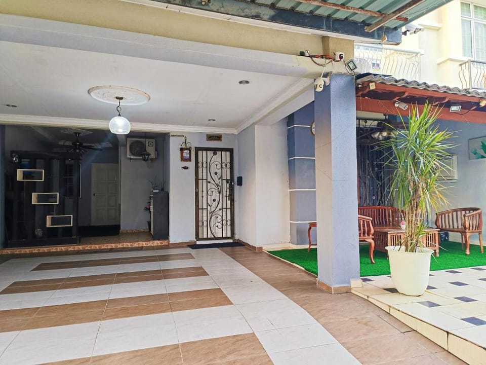 ANA DELUXE HOUSE 4 ROOMS @MITC UNIFI+FULL CHANNEL Vacation rental in Malacca
