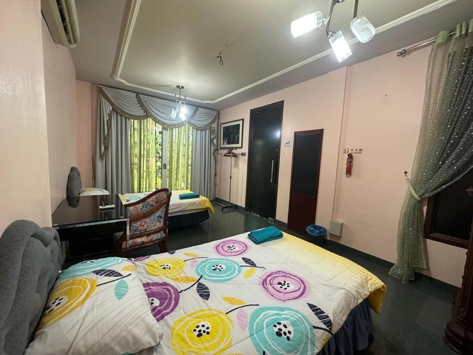 Seladah Stay F [Twin Room with Shared Bathroom] Vacation rental in Kuching