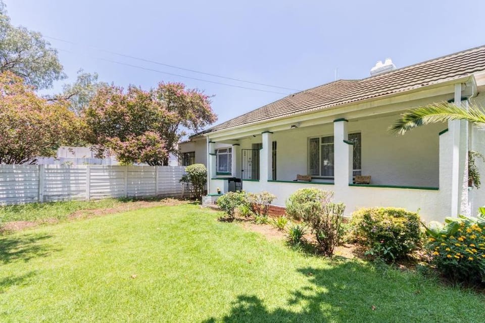 Spacious 3 bedroom apartment with garden. Vacation rental in Gauteng