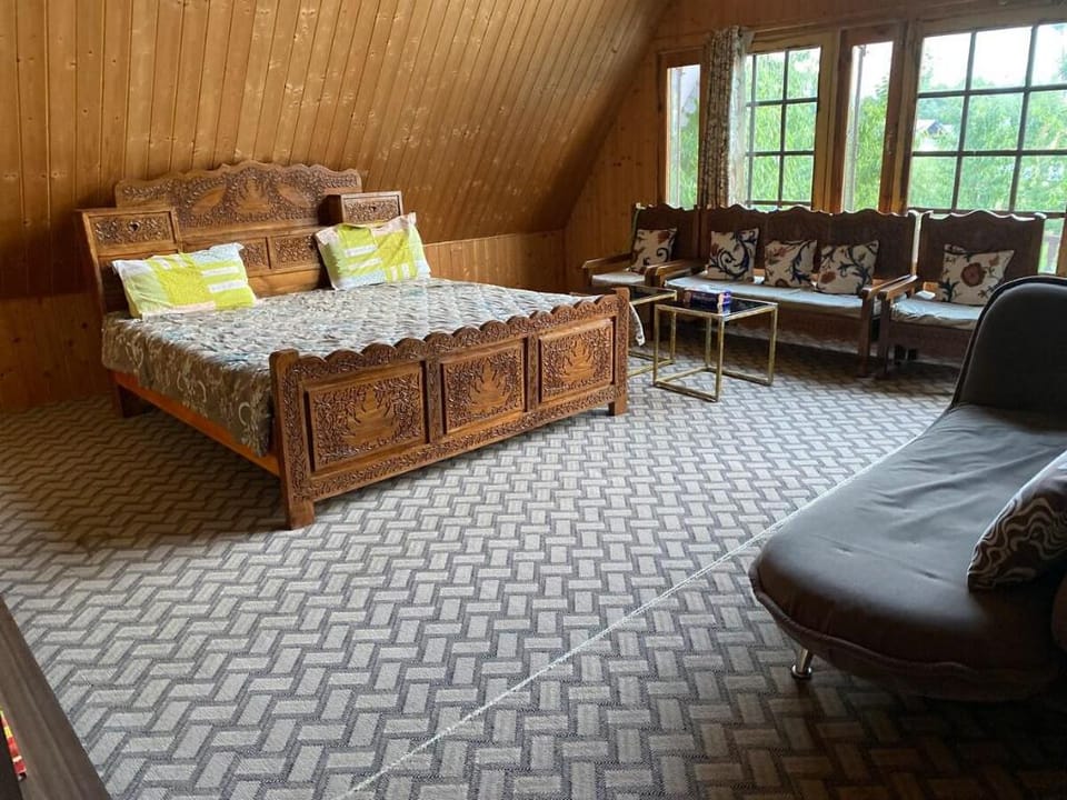 Beautiful Farm with Riverside 4 BHK Hut Vacation rental in India