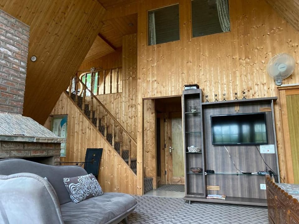 Beautiful Farm with Riverside 4 BHK Hut Vacation rental in India