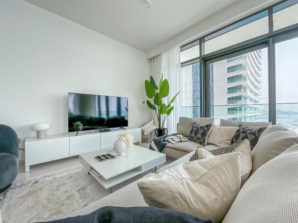 Superlative apt with private beach access Apartment in Dubai