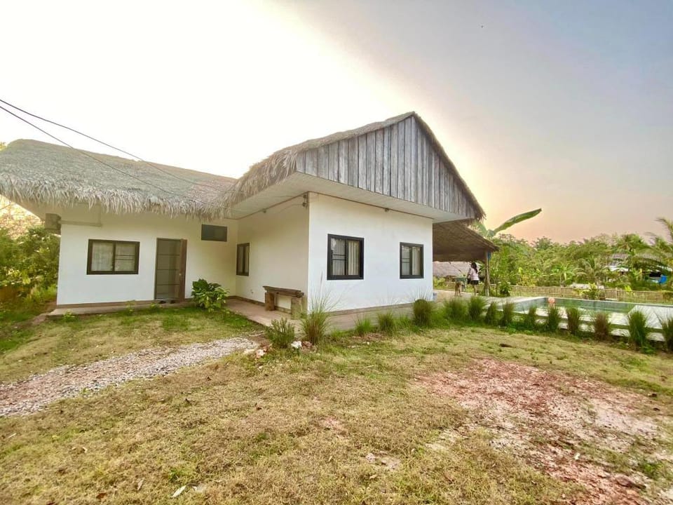 DQnla Pool Villa พัทลุง ห้องนอนใหญ่และสระส่วนตัว Villa in Thailand
