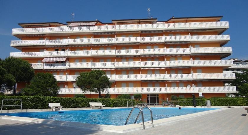 Fantastic Apartment with Garden in Residence with Pool - Great Location Apartment in Porto Santa Margherita