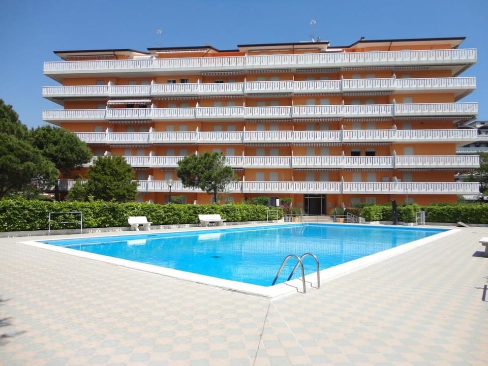 Fantastic Apartment with Garden in Residence with Pool - Great Location Apartment in Porto Santa Margherita